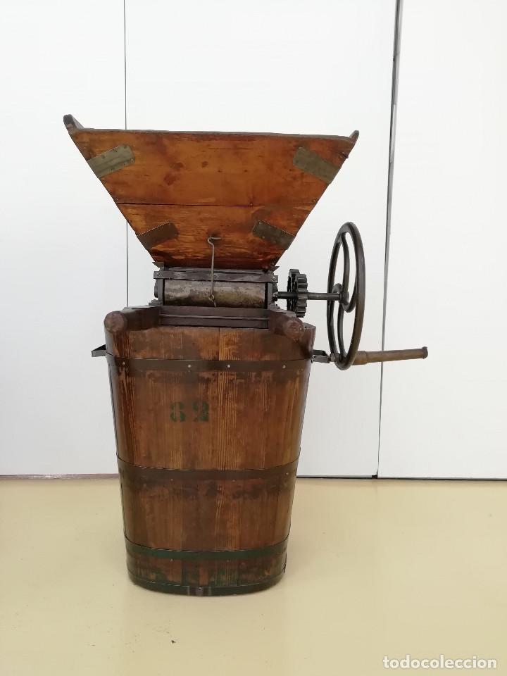 Antig&uuml;edades: Estrujadora o despalilladora de uva antigua - Foto 3