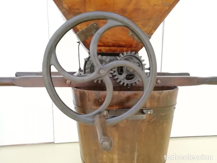 Antig&uuml;edades: Estrujadora o despalilladora de uva antigua - Foto 4