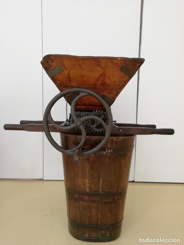 Antig&uuml;edades: Estrujadora o despalilladora de uva antigua - Foto 6