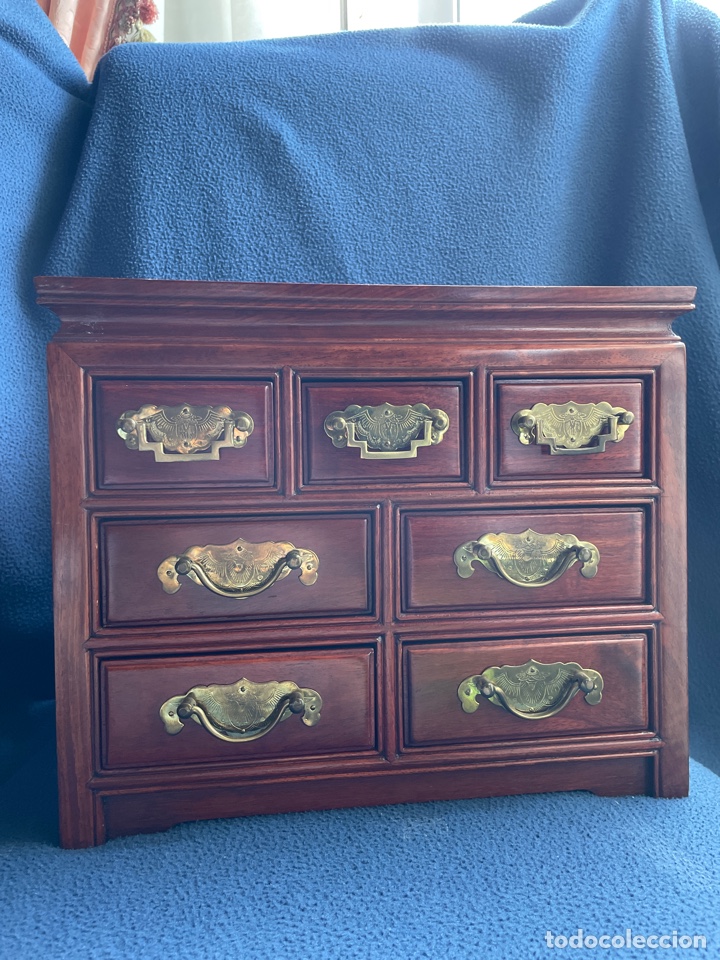 Antig&uuml;edades: Joyero de madera siglo XX con tiradores de metal