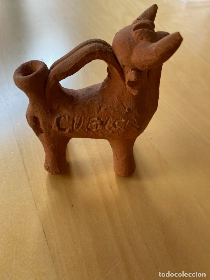 Antig&uuml;edades: BOTIJO FORMA TORO DE CUENCA - Foto 1