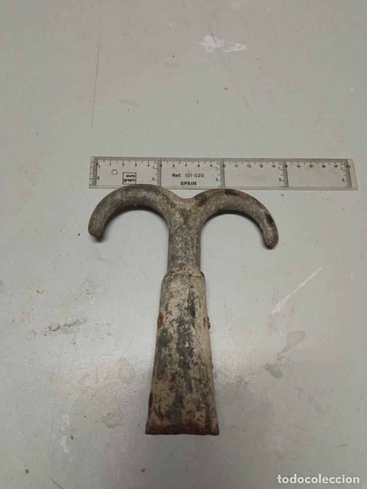 Antig&uuml;edades: Garfio doble para mango - Foto 1