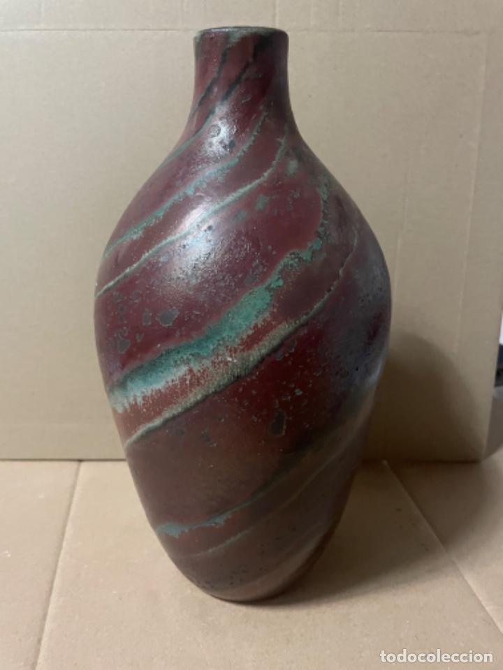 Antig&uuml;edades: ANTIGUO JARRON DE CERAMICA FIRMADO SERRA . 28 CM. ALTURA X15 CM.