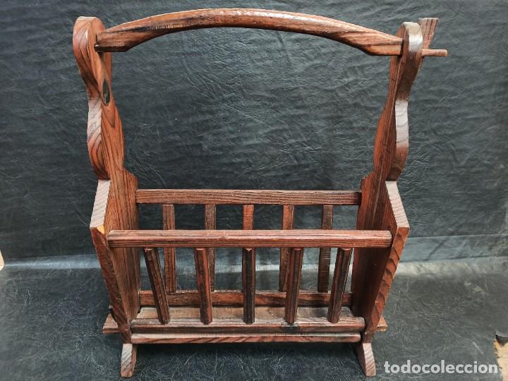 Antig&uuml;edades: Gran revistero de madera. - Foto 1