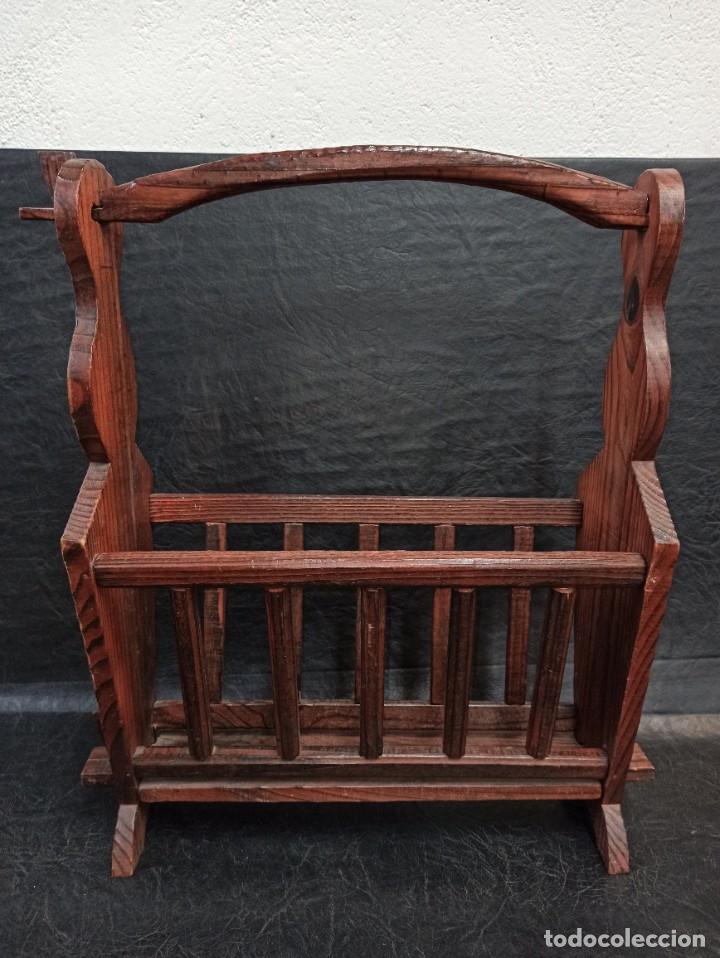 Antig&uuml;edades: Gran revistero de madera. - Foto 3