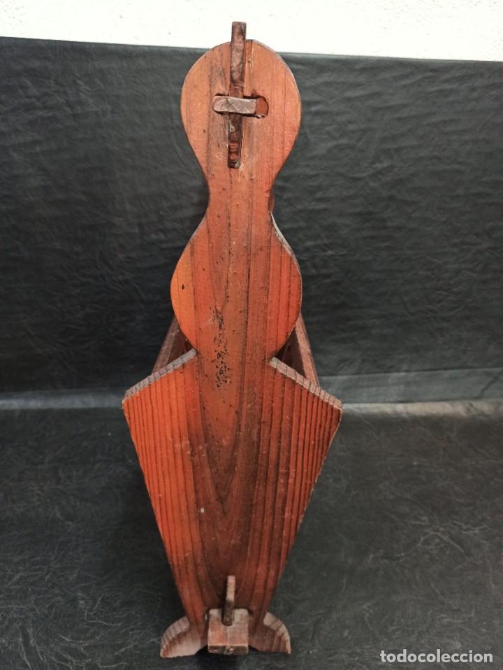 Antig&uuml;edades: Gran revistero de madera. - Foto 4