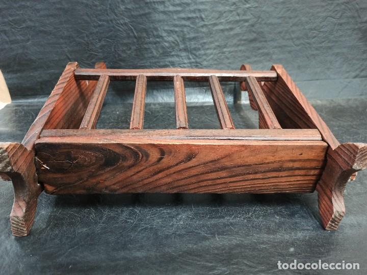 Antig&uuml;edades: Gran revistero de madera. - Foto 7