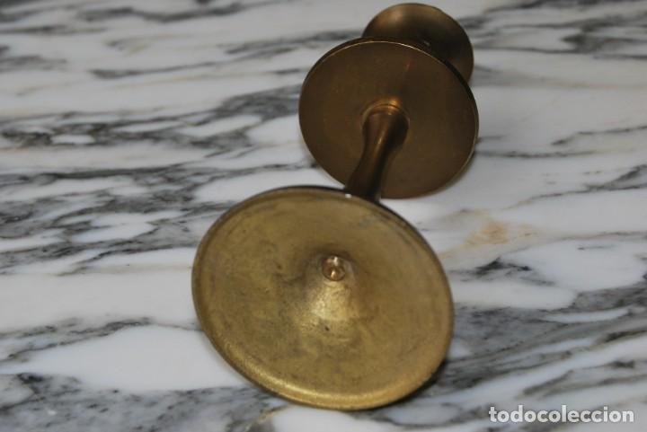 Antig&uuml;edades: PORTAVELAS DE BRONCE - Foto 6