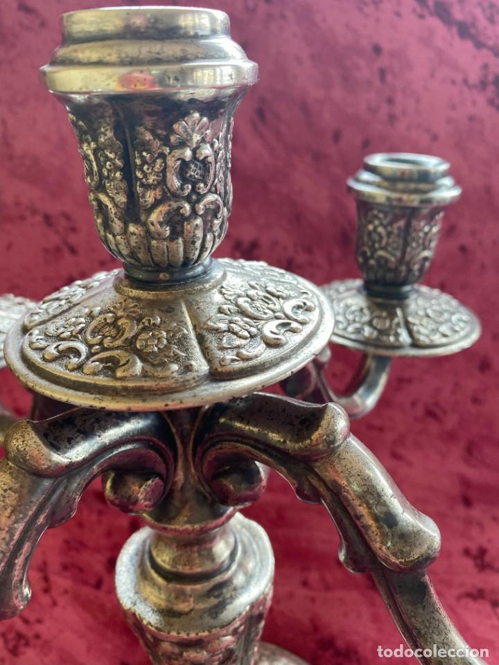 Antig&uuml;edades: CANDELABRO METAL LABRADO DE 4 BRAZOS - Foto 2