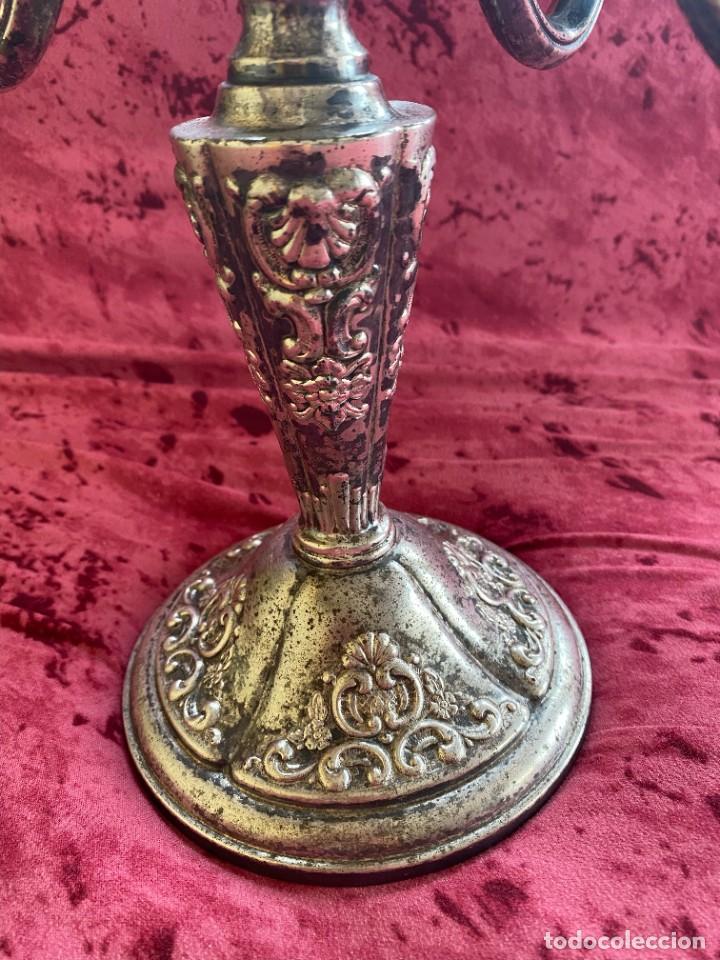 Antig&uuml;edades: CANDELABRO METAL LABRADO DE 4 BRAZOS - Foto 3