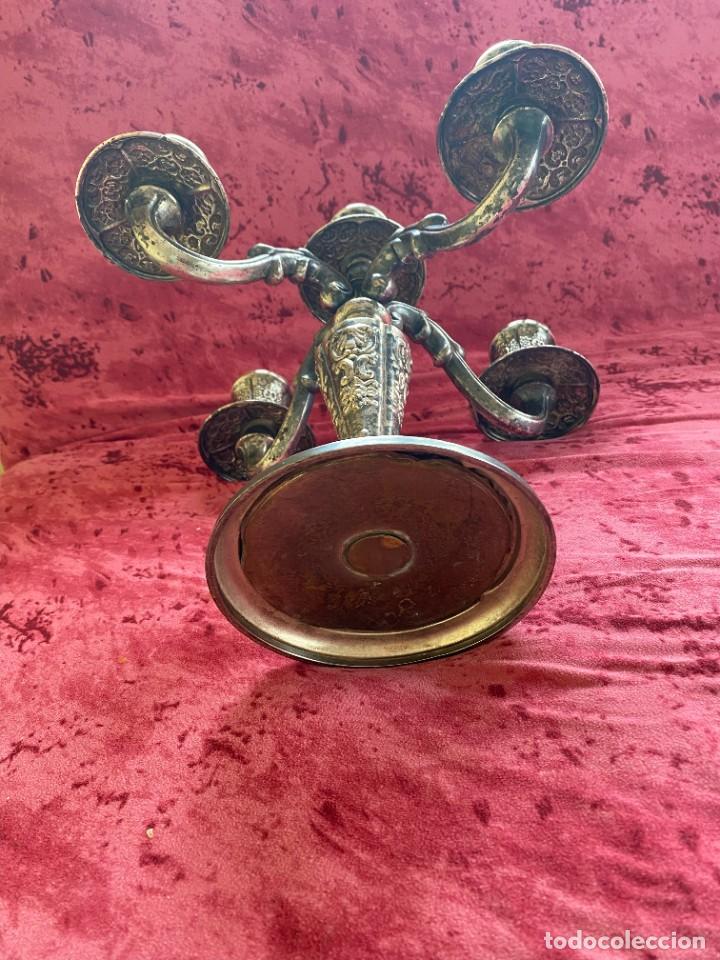 Antig&uuml;edades: CANDELABRO METAL LABRADO DE 4 BRAZOS - Foto 4