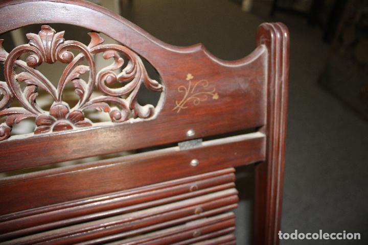 Antig&uuml;edades: sillon de madera tropical con incrustaciones de lat&oacute;n - Foto 4