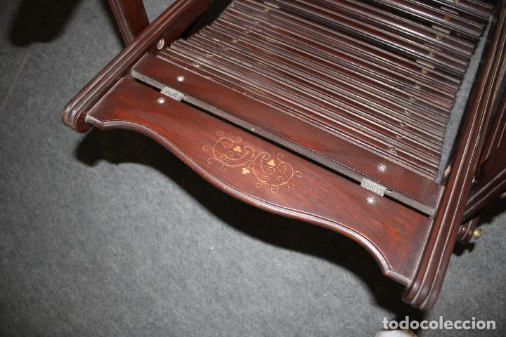 Antig&uuml;edades: sillon de madera tropical con incrustaciones de lat&oacute;n - Foto 7