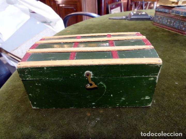 Antig&uuml;edades: Peque&ntilde;o baul de juguete en madera, REF-098 - Foto 1