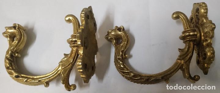 Antig&uuml;edades: Pareja de colgadores de bronce - Foto 1
