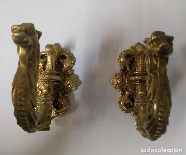 Antig&uuml;edades: Pareja de colgadores de bronce - Foto 2