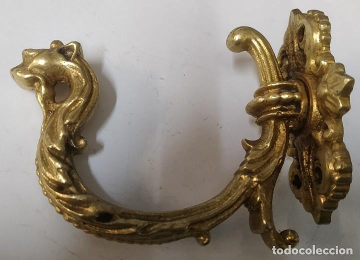 Antig&uuml;edades: Pareja de colgadores de bronce - Foto 3