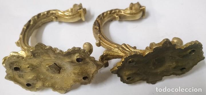 Antig&uuml;edades: Pareja de colgadores de bronce - Foto 4