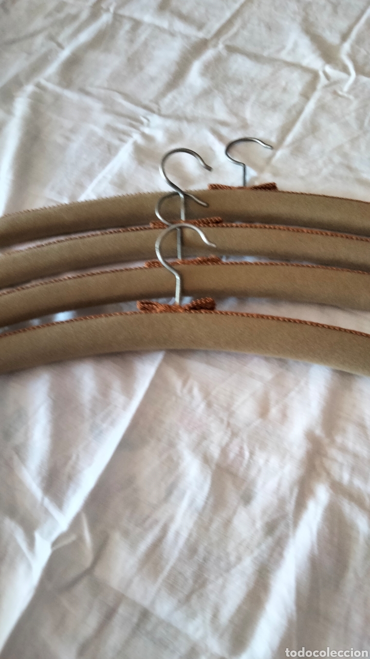 Antiquit&eacute;s: 4 PERCHAS DE MADERA FORRADAS DE TERCIOPELO BEIGE .Y PASAMANERIA