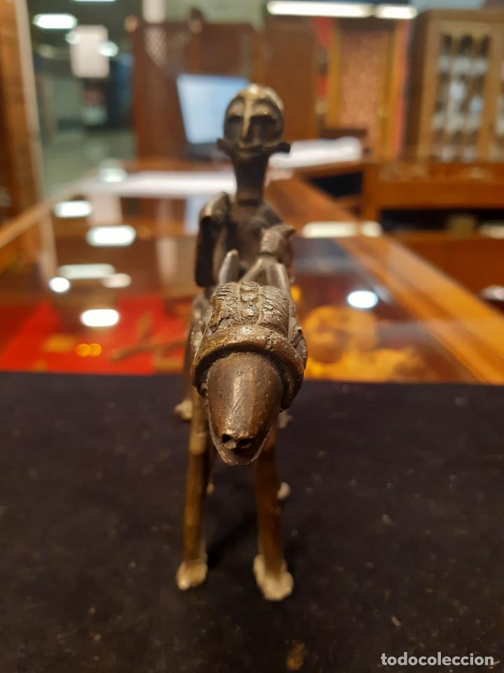 Antig&uuml;edades: FIGURA DE CABALLERO DE BRONCE. - Foto 2