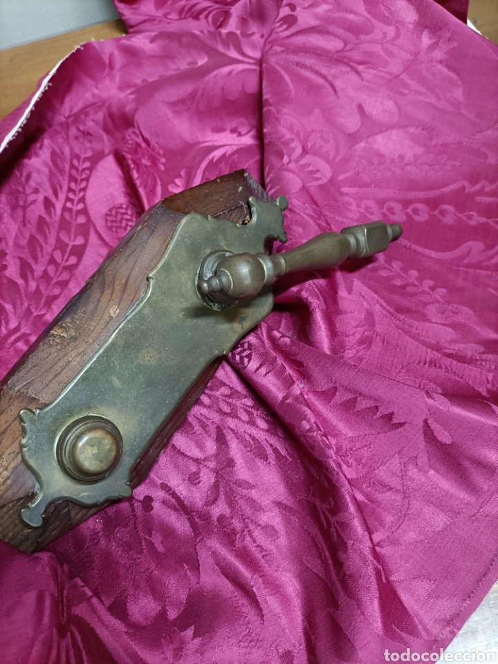 Antig&uuml;edades: Aldaba en soporte de madera. 23 cms - Foto 2