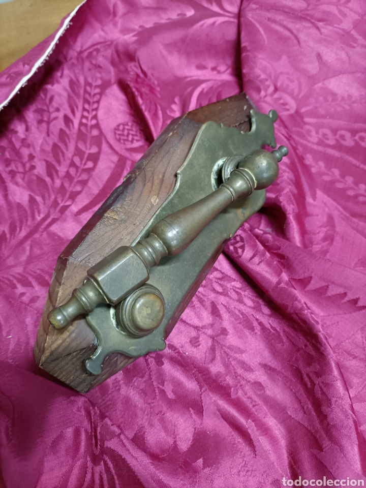 Antig&uuml;edades: Aldaba en soporte de madera. 23 cms - Foto 1