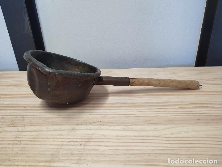 Antig&uuml;edades: ANTIGUO CAZO GARCILLA EN COBRE Y MANGO DE MADERA. - Foto 2