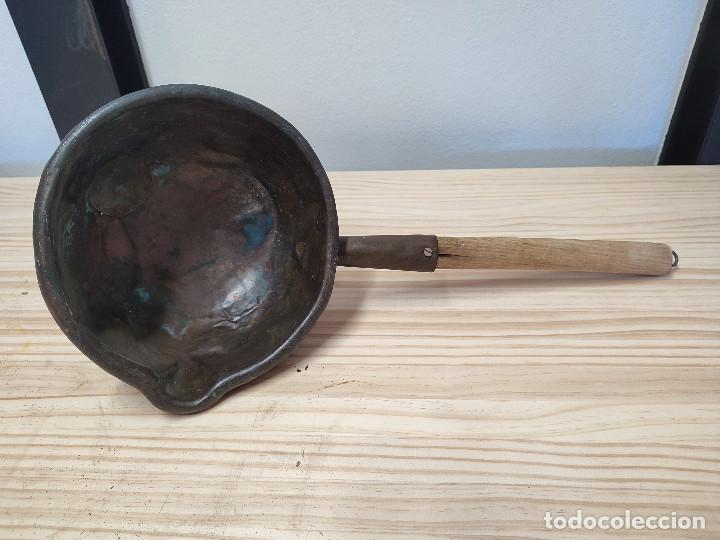Antig&uuml;edades: ANTIGUO CAZO GARCILLA EN COBRE Y MANGO DE MADERA. - Foto 3