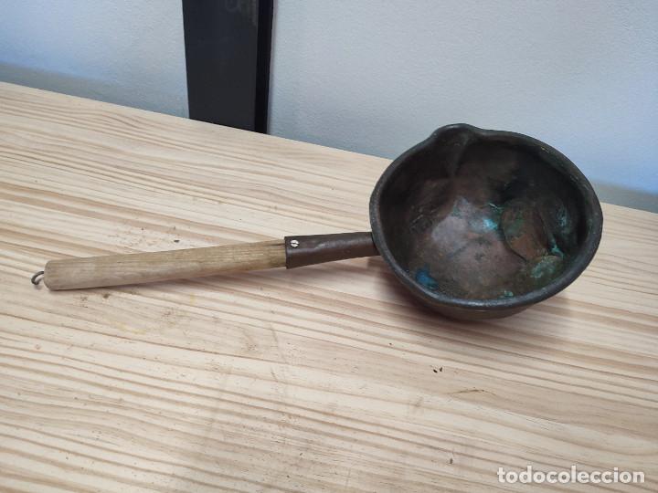 Antig&uuml;edades: ANTIGUO CAZO GARCILLA EN COBRE Y MANGO DE MADERA. - Foto 4
