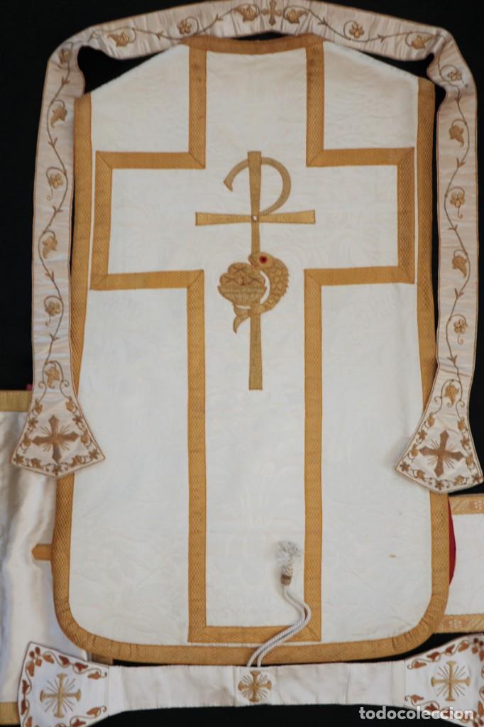 Antiques: casulla y complementos confeccionados en seda de damasco y bordados en oro. Pps. S. XX.