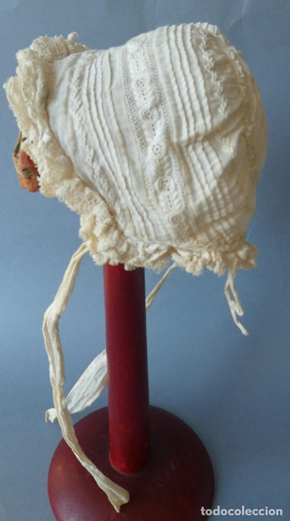 Antig&uuml;edades: ANTIGUO GORRO PARA BEBE O MU&Ntilde;ECA S.XIX - Foto 1