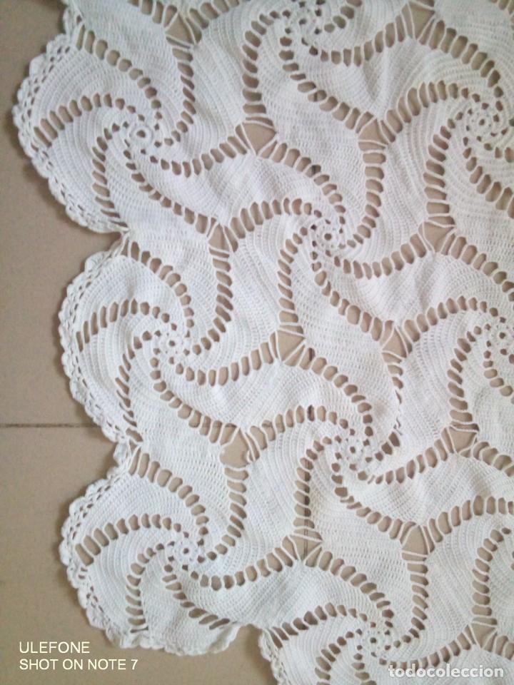 Antig&uuml;edades: Antiguo tapete, centro mesa, de hilo de crochet - Foto 2