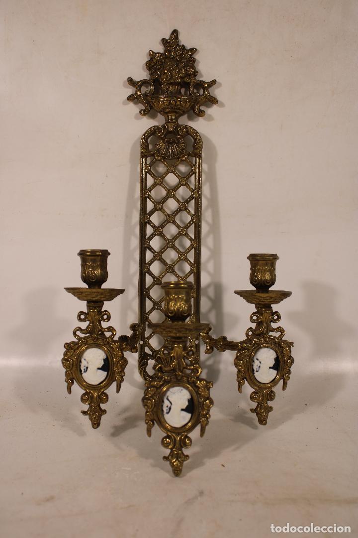 Antig&uuml;edades: aplique de bronce camafeo - Foto 1