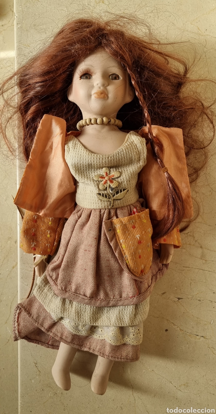 Antig&uuml;edades: Antigua mu&ntilde;eca de porcelana, con bonito vestido.