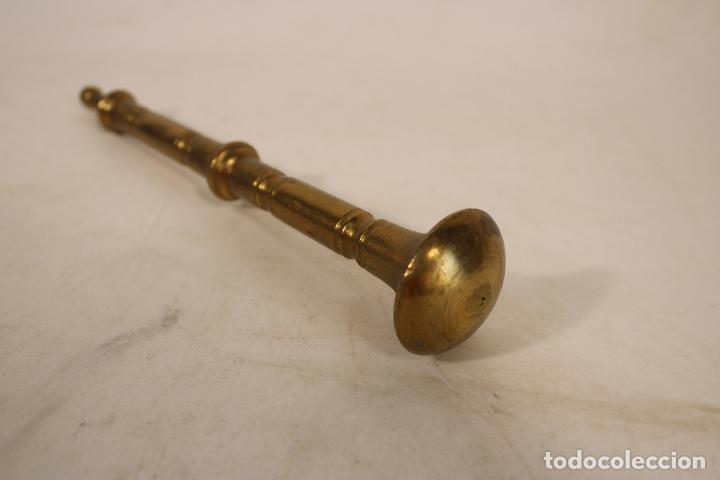 Antig&uuml;edades: maza de almirez, mano de bronce - Foto 2