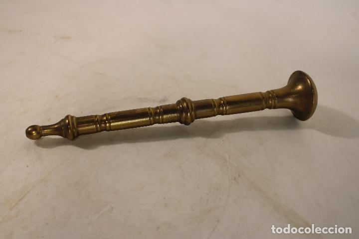 Antig&uuml;edades: maza de almirez, mano de bronce - Foto 1