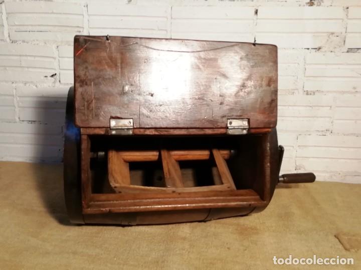 Antig&uuml;edades: Preciosa mantequera de madera - Foto 5