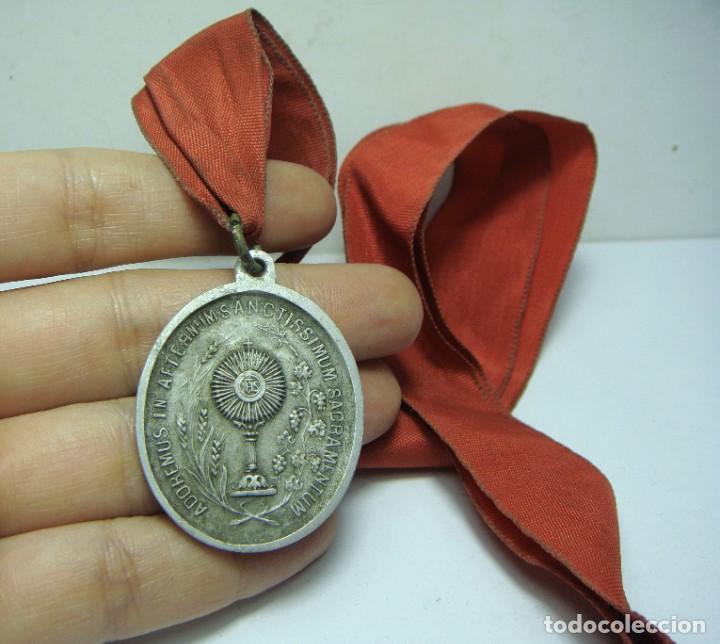 Antig&uuml;edades: Antigua medalla religiosa. Con cinta. - Foto 1