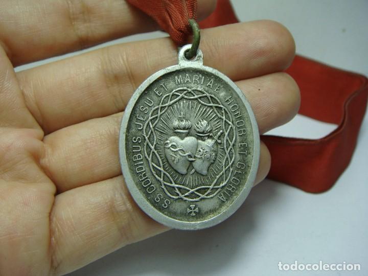 Antig&uuml;edades: Antigua medalla religiosa. Con cinta. - Foto 2