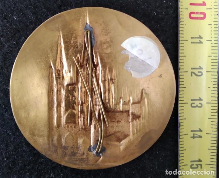 Antig&uuml;edades: Placa relieve Catedral de Burgos. Bronce. - Foto 2
