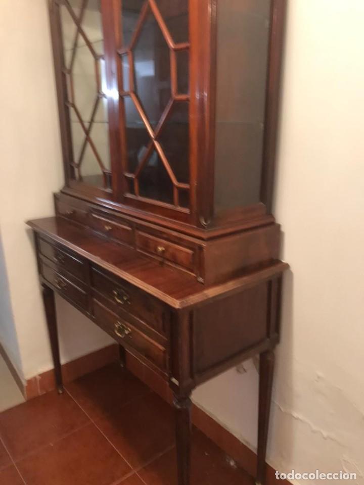 Antig&uuml;edades: Vitrina de caoba estilo ingl&eacute;s - Foto 2