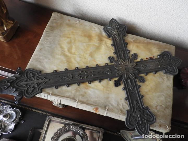 Antig&uuml;edades: CRUZ FUNERARIA DE CEMENTERIO DE BRONCE - Foto 2