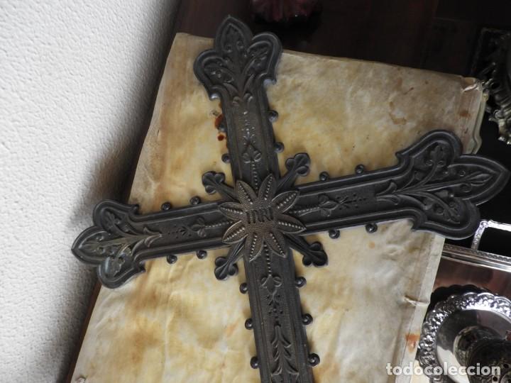 Antig&uuml;edades: CRUZ FUNERARIA DE CEMENTERIO DE BRONCE - Foto 3