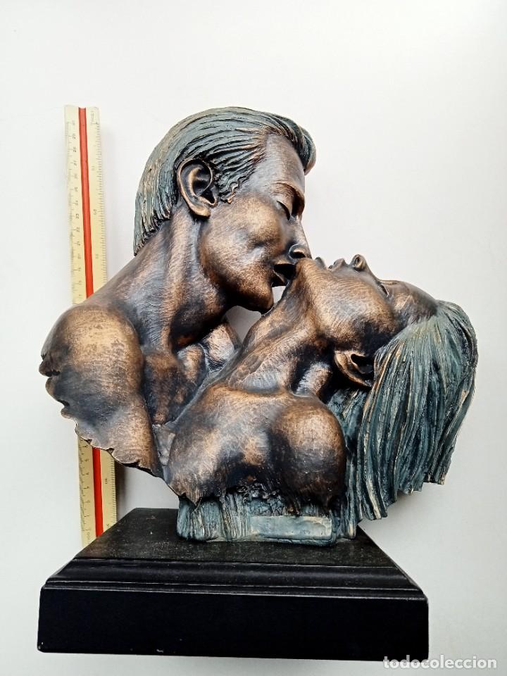 Antiguidades: Figura de pareja rom&aacute;ntica en resina , beso