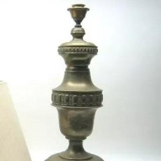 Antigüedades: 50 CM -LAMPARA DE MESA EN LATON REPUJADO