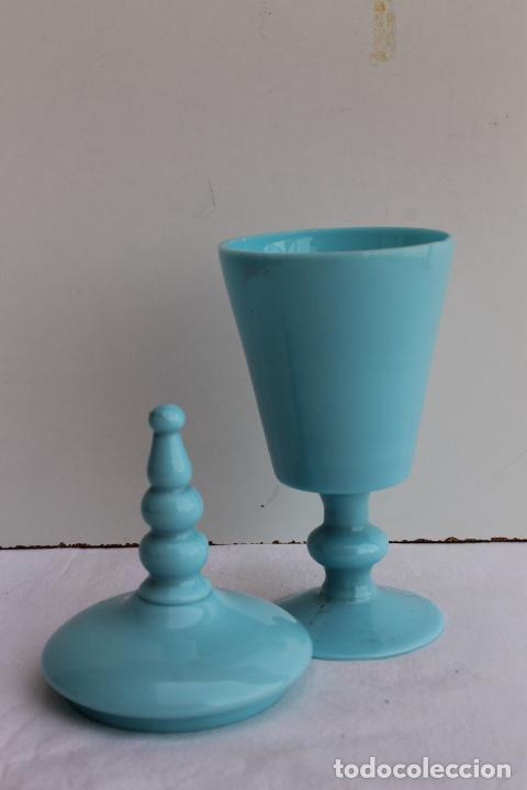 Antig&uuml;edades: COPA DE OPALINA AZUL CON TAPA - Foto 2