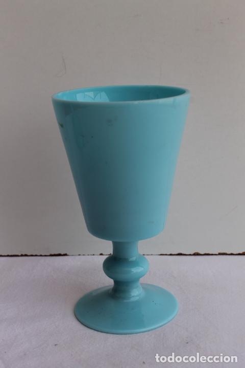 Antig&uuml;edades: COPA DE OPALINA AZUL CON TAPA - Foto 3
