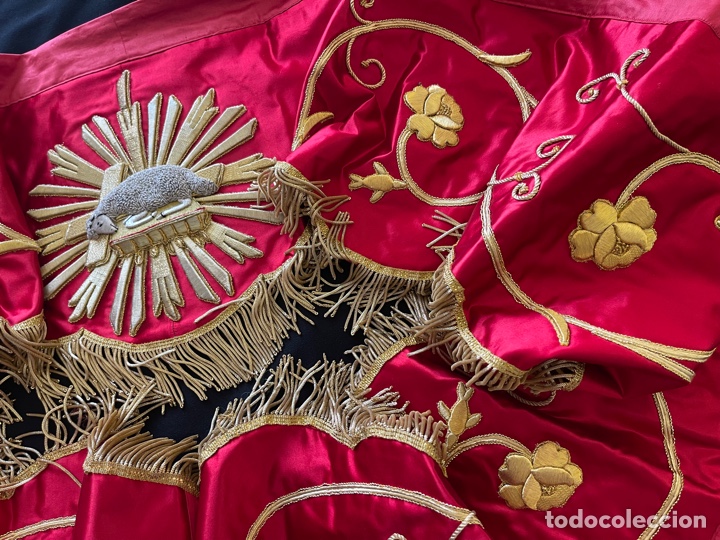 Antig&uuml;edades: Gran bambalina roja bordada