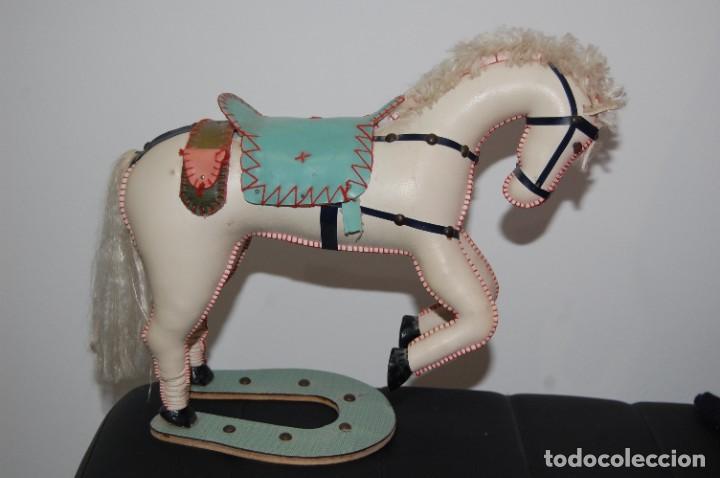 Oggetti Antichi: CABALLO DE ADORNO VINTAGE, EN POLIPIEL.