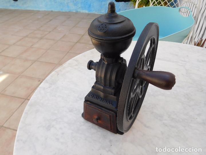 Antiguidades: Molinillo de caf&eacute; antiguo